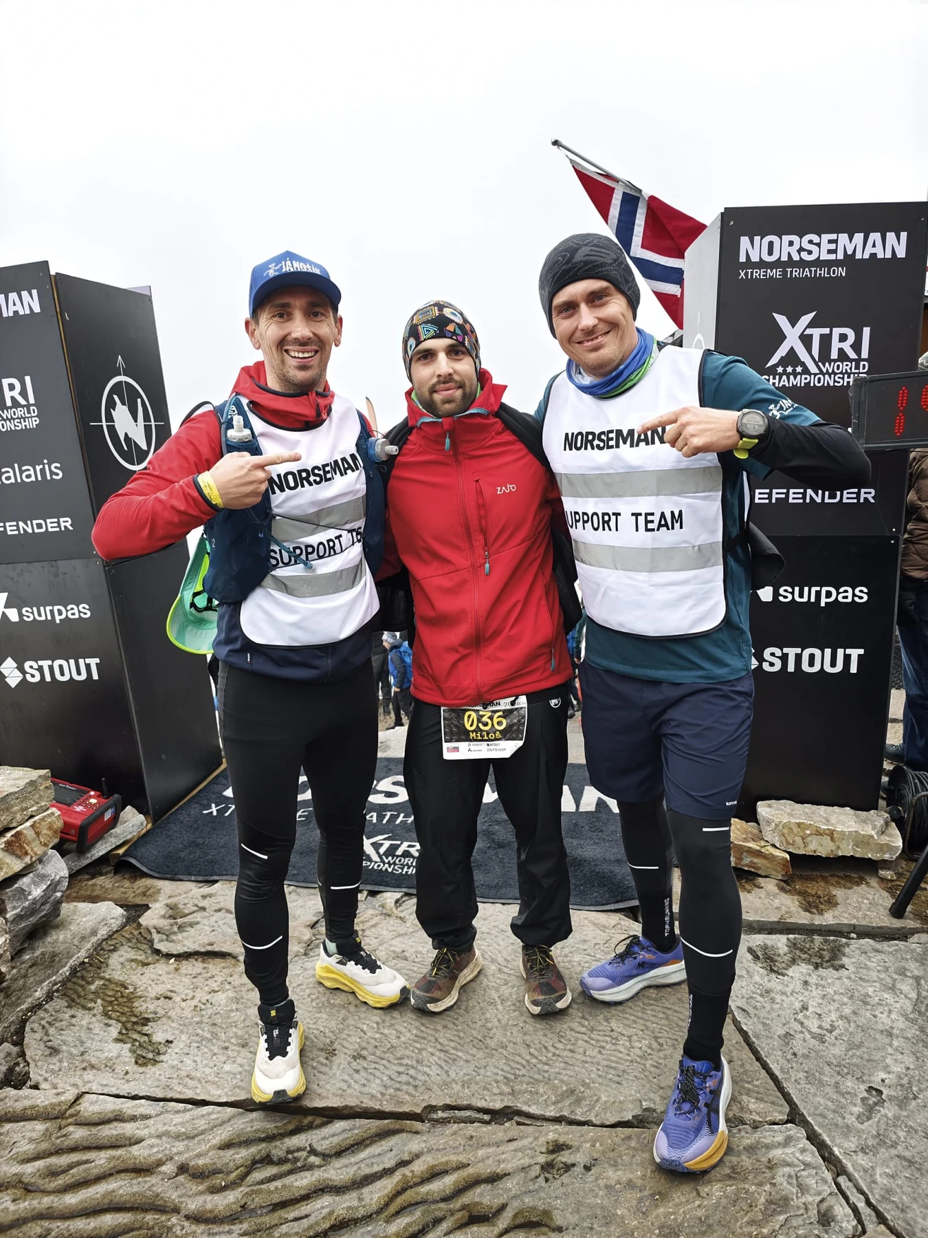 Miloš Vojtek s Matejom Matúšom a Martinom Fábrym na Gaustatoppene po Norseman 2026